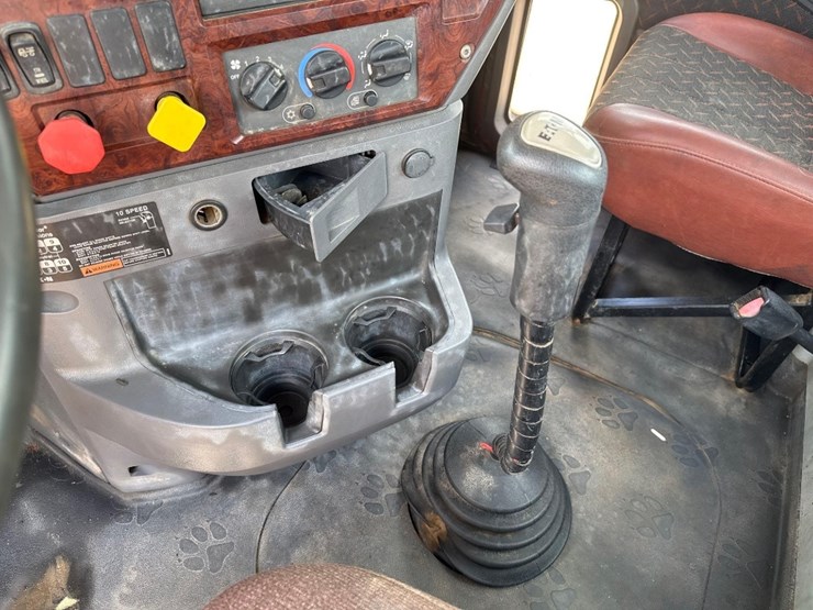 2012-mack-chu613-day-cab-flat-top-road-tractor-image-30