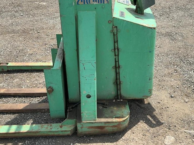 #1350-•-crown-electric-forklift-image-11