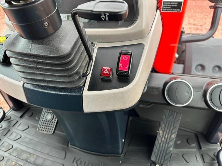 2021-kubota-r640-image-55