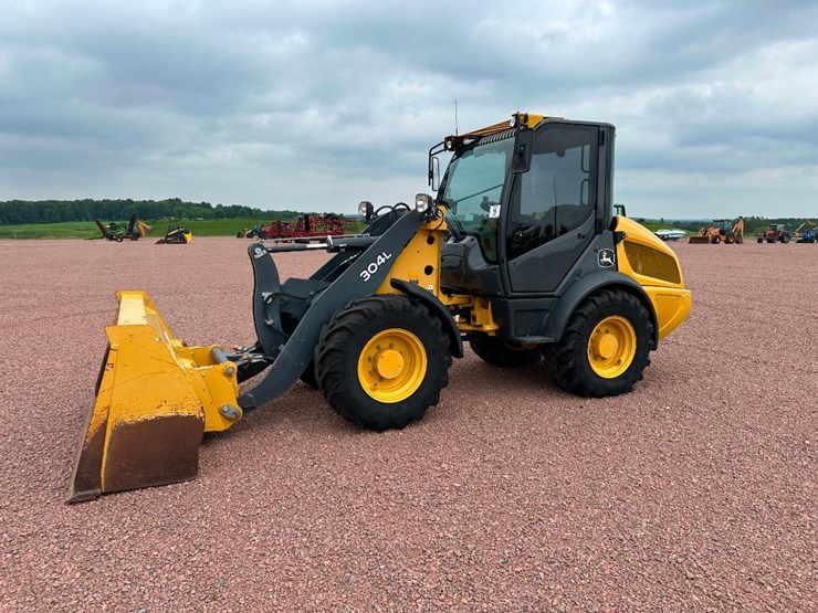 2017-deere-304l-image-1