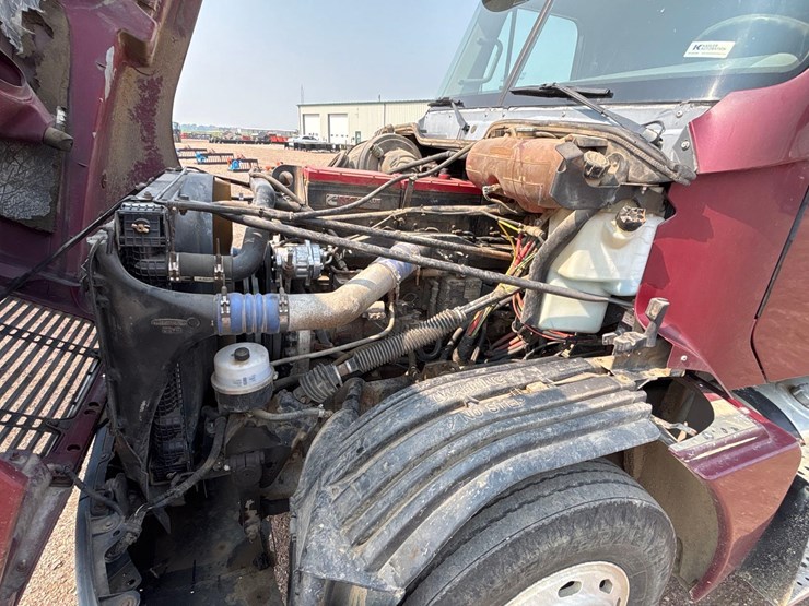 2001-freightliner-truck-tractor-image-16