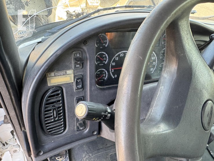 2005-freightliner-business-class-m2-106-image-43