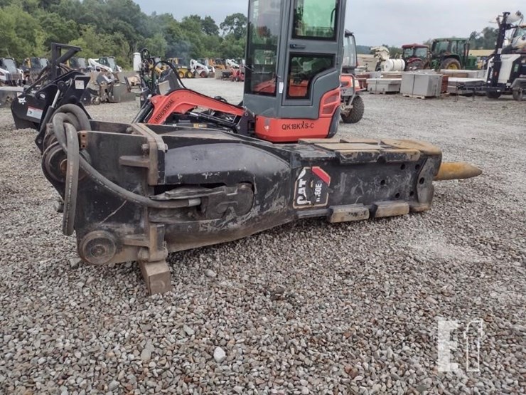 13-cat-h160es-hydraulic-breaker-image-1