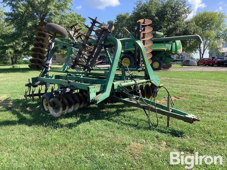 john-deere-235-image-3