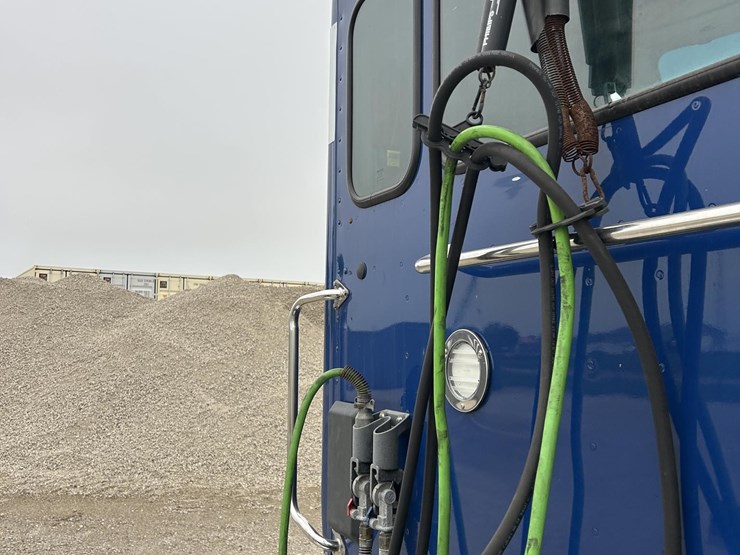 2020-kenworth-t680-image-35