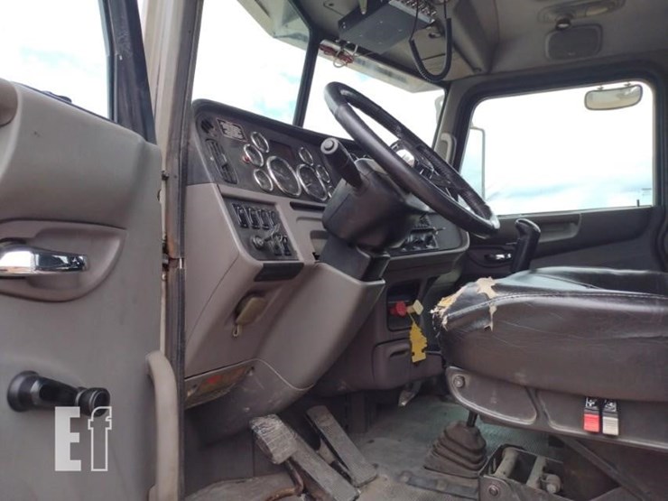 2011-peterbilt-388-image-14