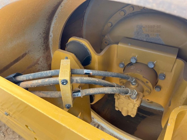2022-caterpillar-cs44b-image-18