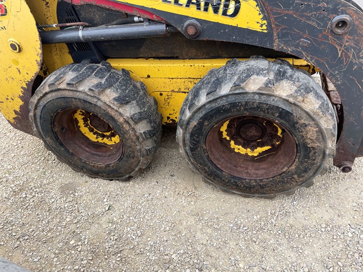 new-holland-l215-image-15