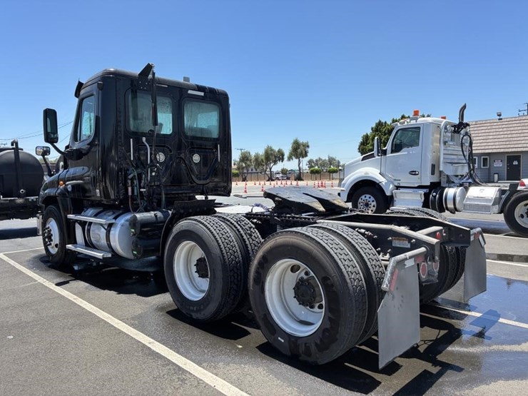 2016-freightliner-cascadia-truck-tractor-image-4