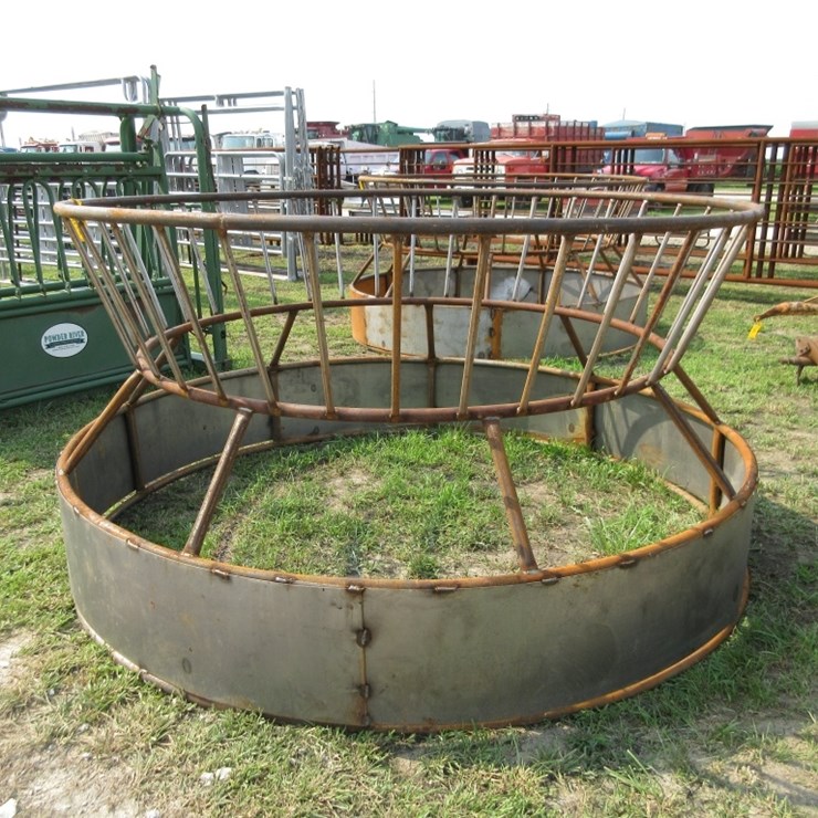 Round Bale Feeder with Skirt