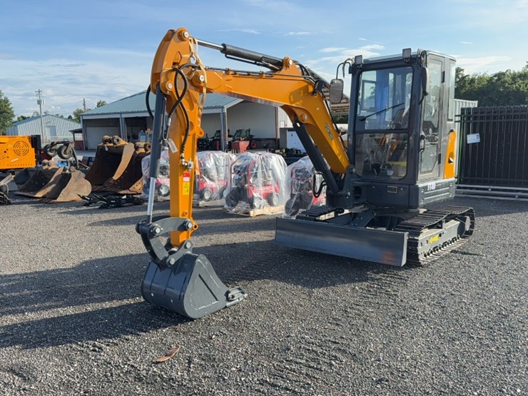 #2044-•-2025-future-ft40-mini-excavator-image-1