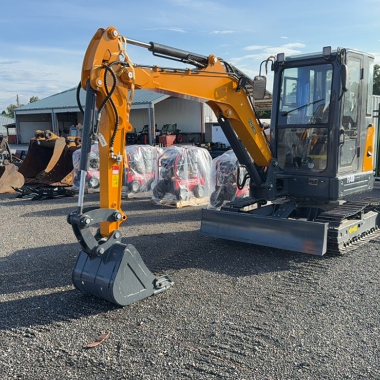 #2044 • 2025 FUTURE FT40 MINI EXCAVATOR