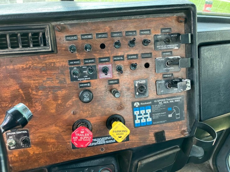 1999-peterbilt-377-image-7