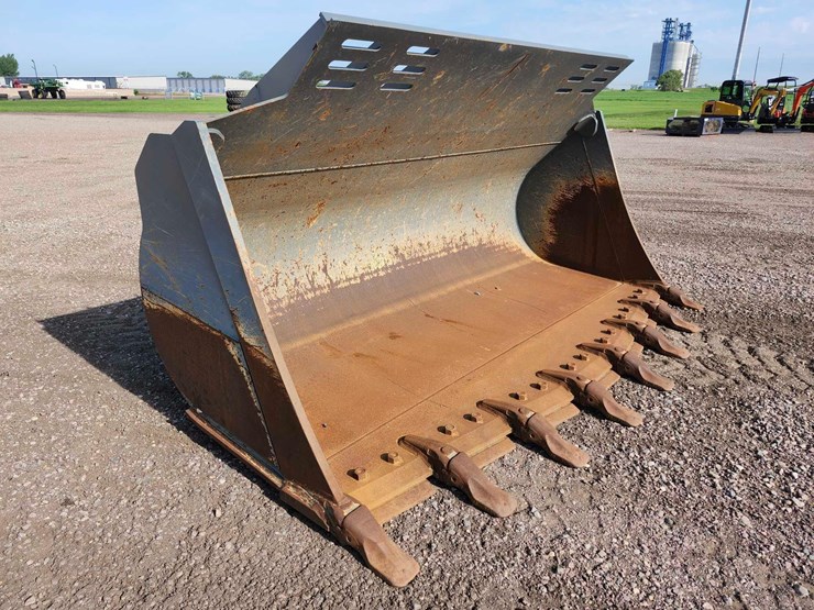 2021-liebherr-l586-bucket-image-2