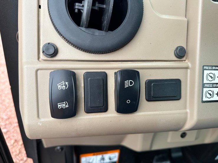 2022-john-deere-gator-image-41