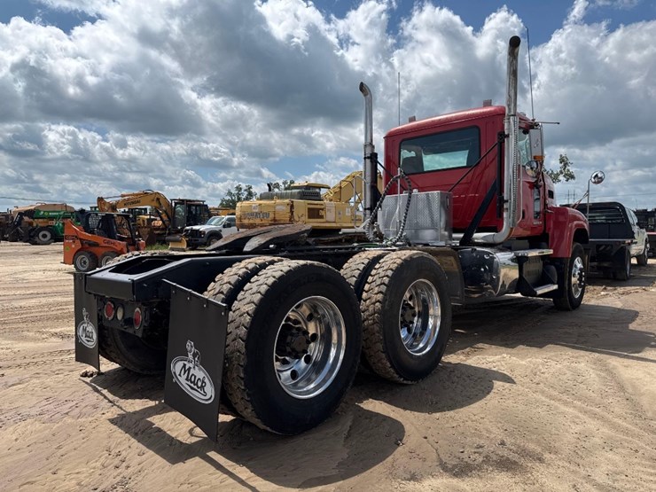 2012-mack-chu613-day-cab-flat-top-road-tractor-image-6