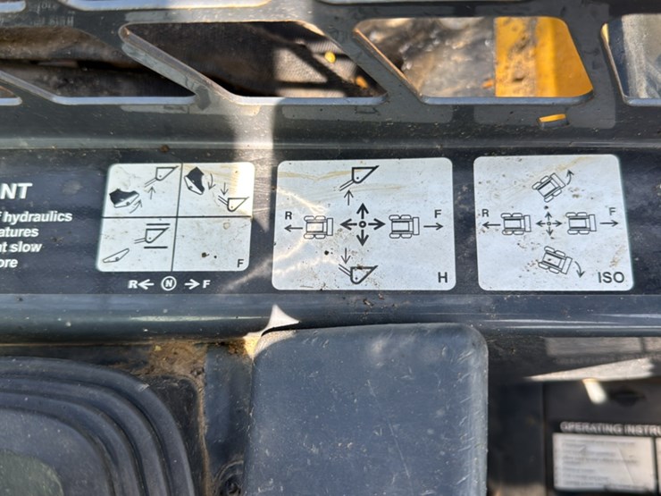 2019-deere-330g-image-34