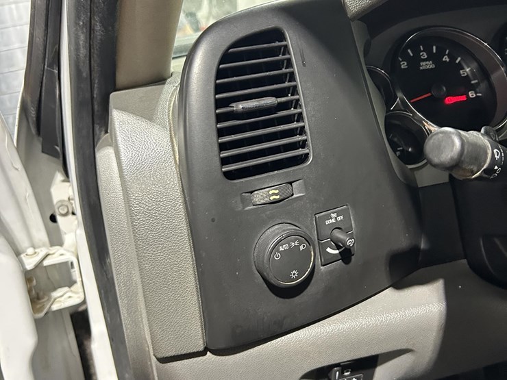 2011-chevrolet-3500hd-image-11