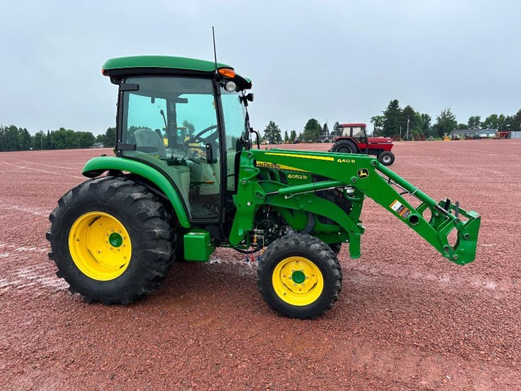 2018-john-deere-4052r-image-3