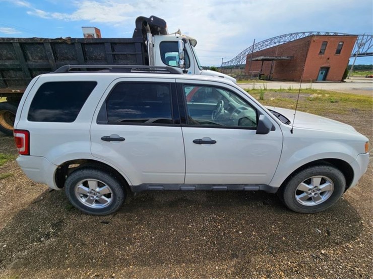 2011-ford-escape-image-5