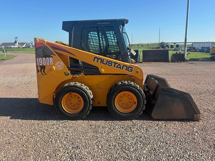 mustang-1900-skid-steer-image-5