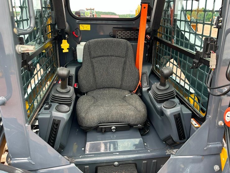 2020-deere-317g-image-37