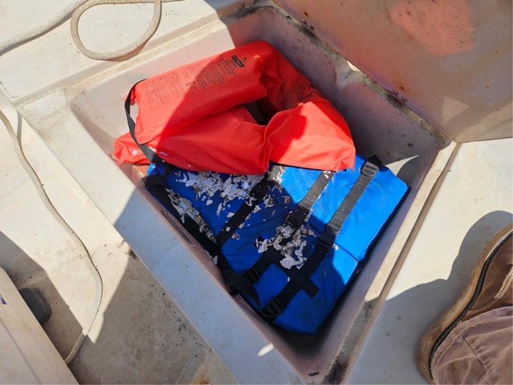 #2545-•-boston-whaler-montauk-17-fiberglass-boat-image-27