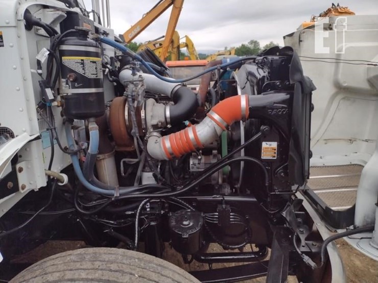 2009-peterbilt-335-image-21