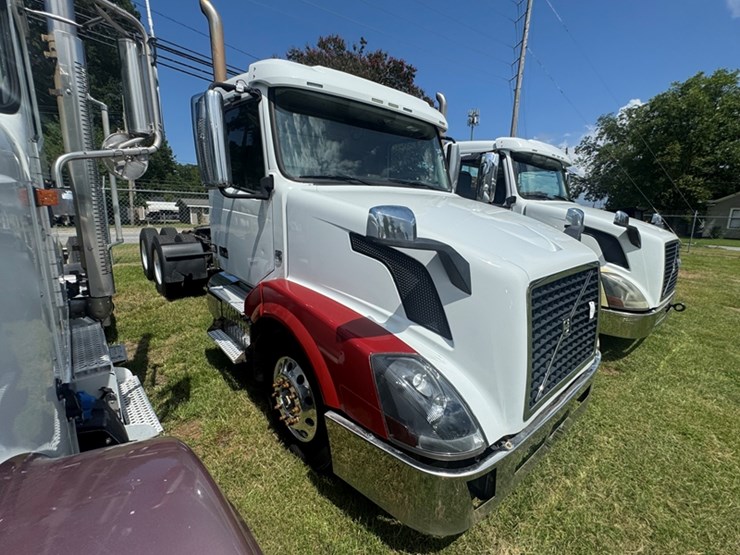 2015-volvo-vnl64t---d13-with-405-hp---10-sp-588,720-miles-showing-- 4v4nc9eg7fn933949-image-2
