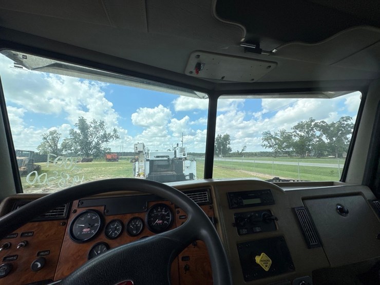 2007-peterbilt-pb335-lube-truck-image-28