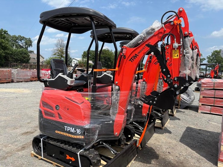 tpm-16-mini-excavator-image-1