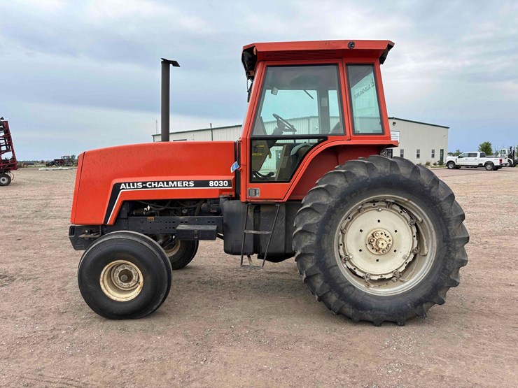 1982-allis-chalmers-8030-tractor-image-7