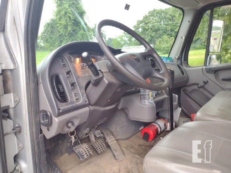 2015-freightliner-business-class-m2-106-image-16