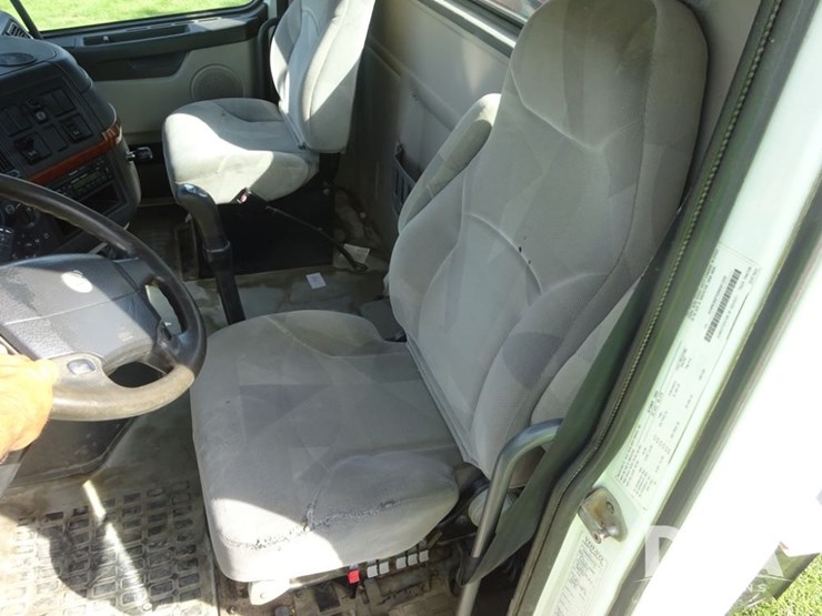 2005-volvo-10-image-66