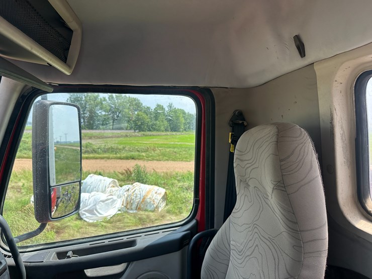 2013-volvo-10-image-56