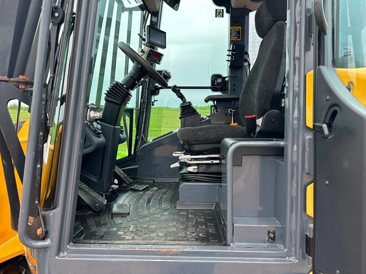 2019-deere-244l-image-47