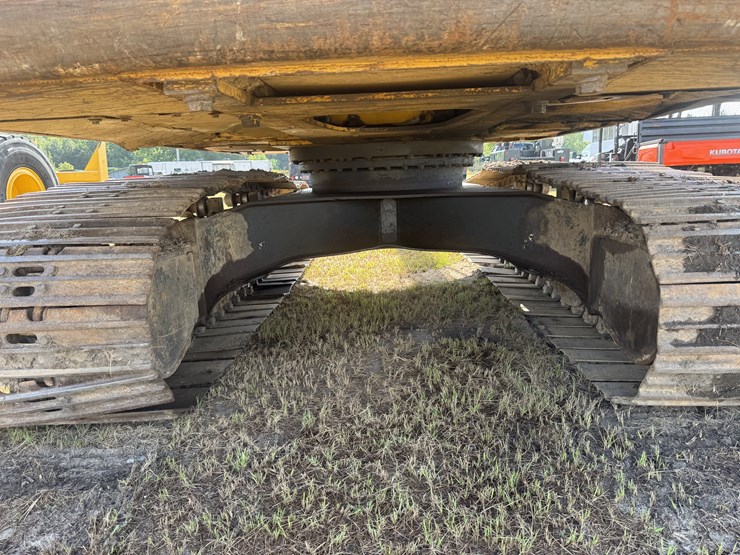 2015-komatsu-pc210-lc-image-9