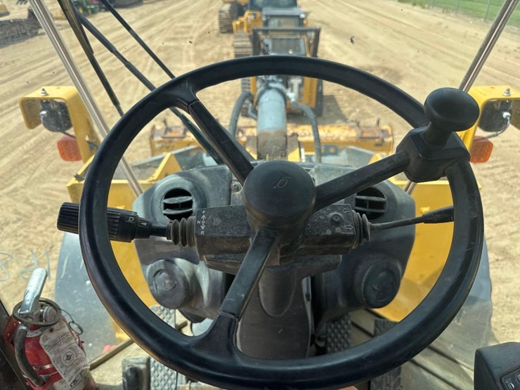 2017-deere-624k-image-21