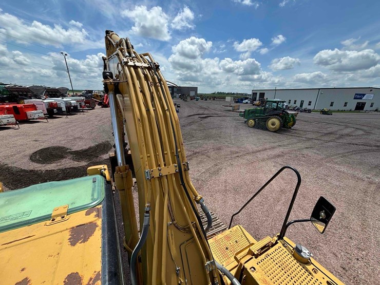 caterpillar-322cl-image-17