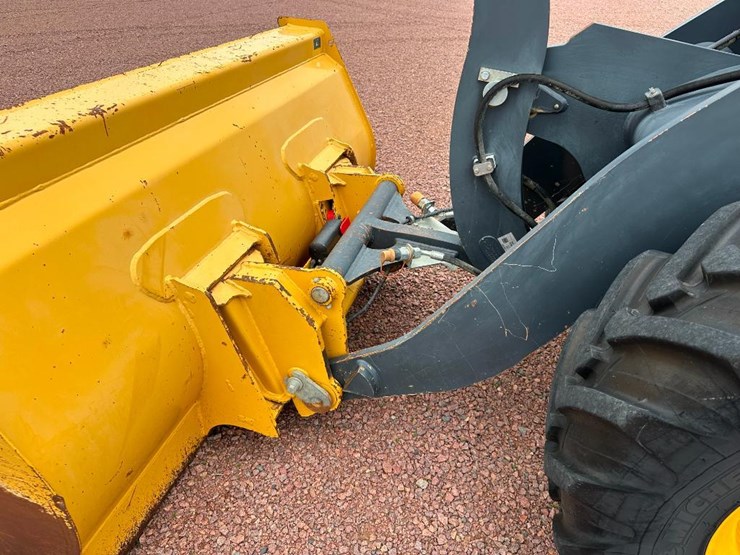 2017-deere-304l-image-33