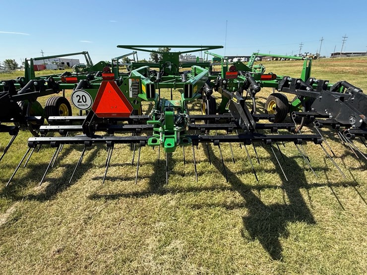 2022-john-deere-2430-image-19