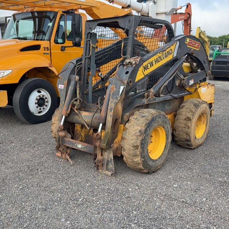 2011 NEW HOLLAND L223