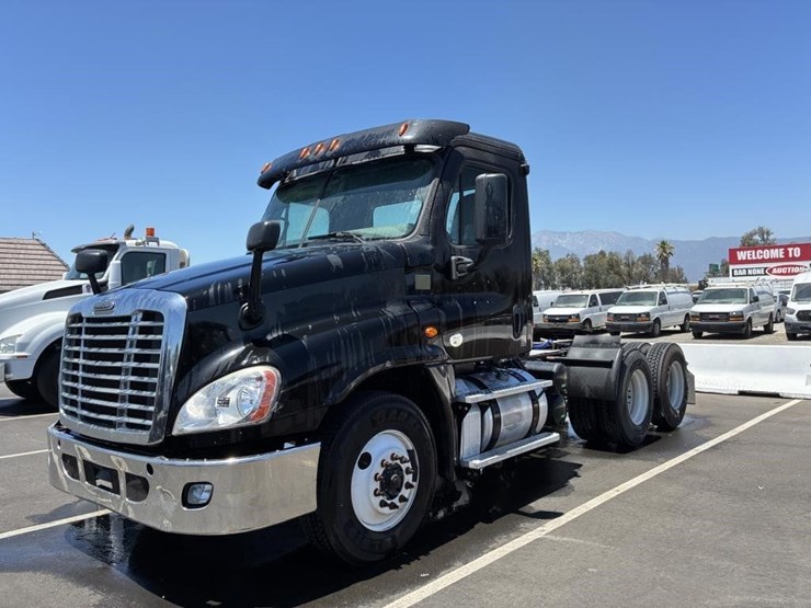 2016-freightliner-cascadia-truck-tractor-image-1
