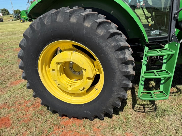 2011-john-deere-6115d-image-4