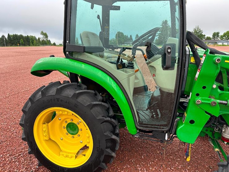 2022-john-deere-3046r-image-17