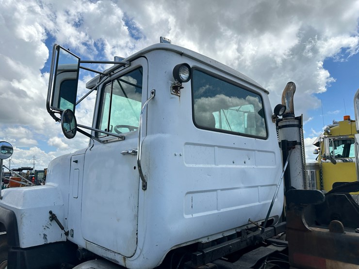 1999-mack-rd688s-image-34
