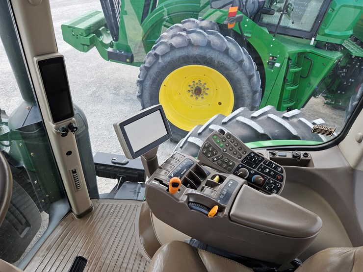 2013-john-deere-8310r-image-18