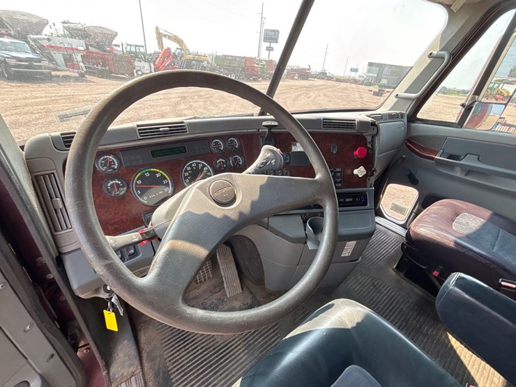 2001-freightliner-truck-tractor-image-24