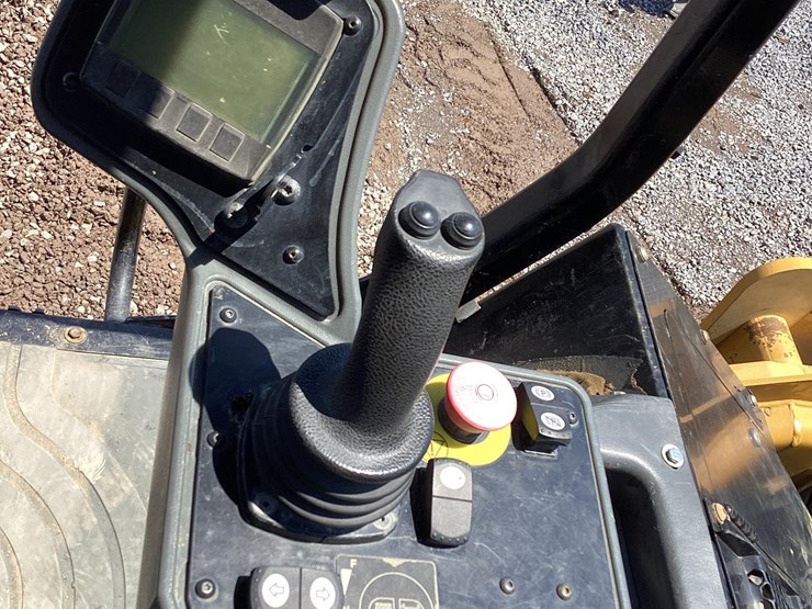 2019-caterpillar-cb8-image-11