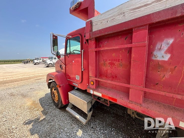 1997-freightliner-fld112-image-12